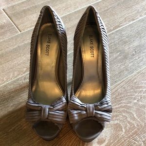 Gray peep toe Blake Scott high heels EUC